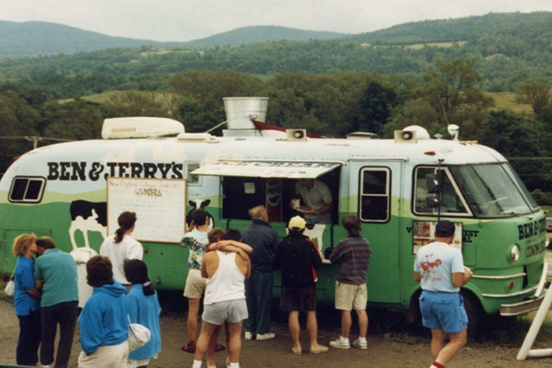 Ben & Jerry's Cow-bus med folk, der står i kø