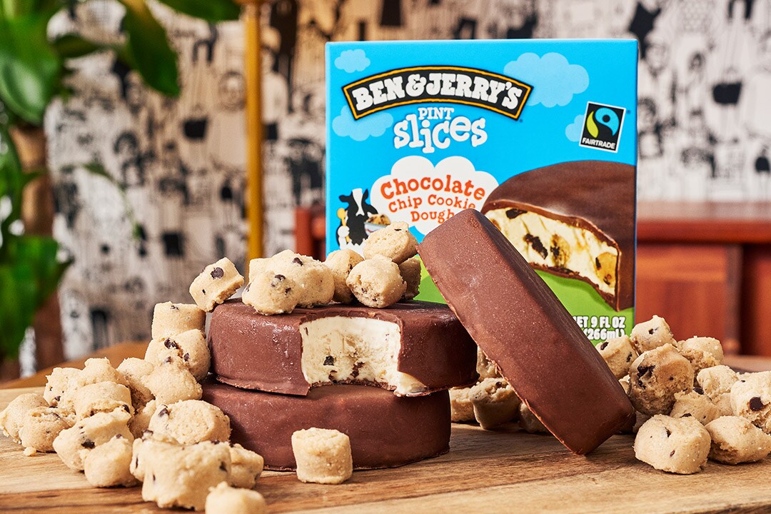 Et bord fuld af Pint Slices sammen med cookiedej