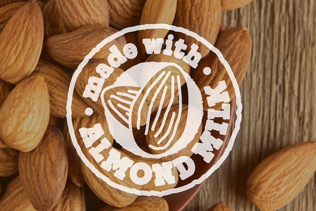 Et bord med mandler med logoet “Made with Almond Milk”