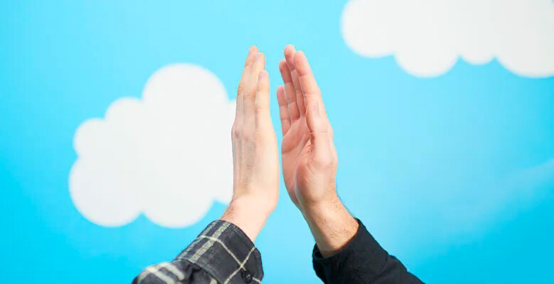 2 hænder, der giver hinanden high-fives