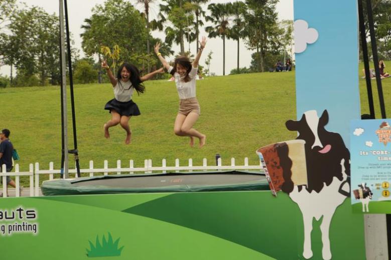 folk, der hopper på en trampolin