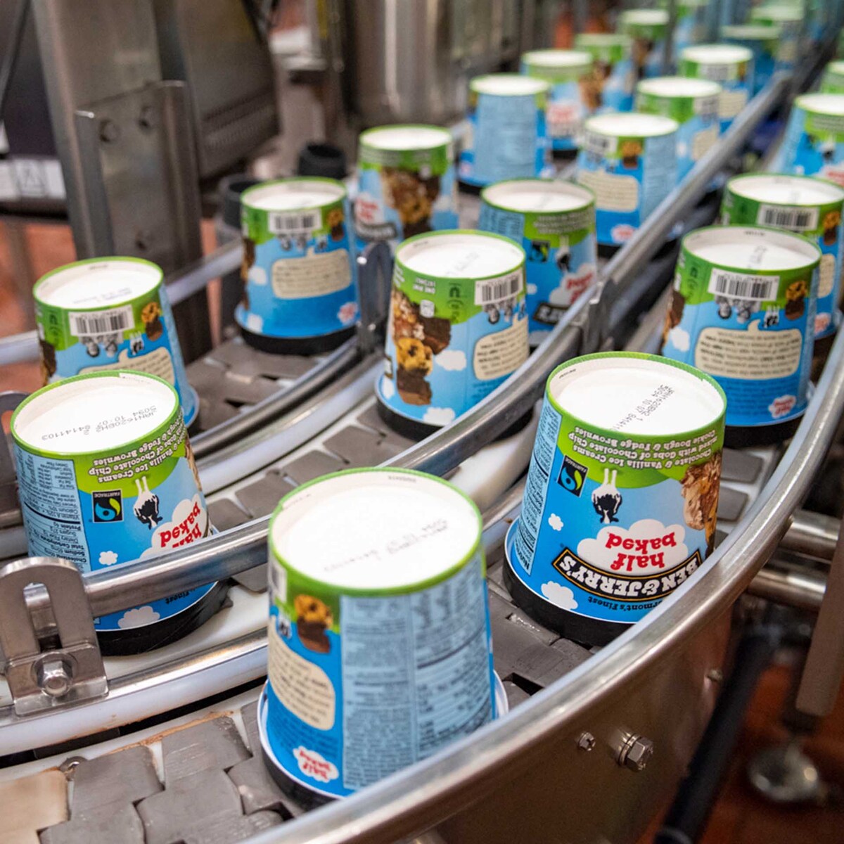 Ben & Jerry's-halvlitersbøtter på en fabrikslinje