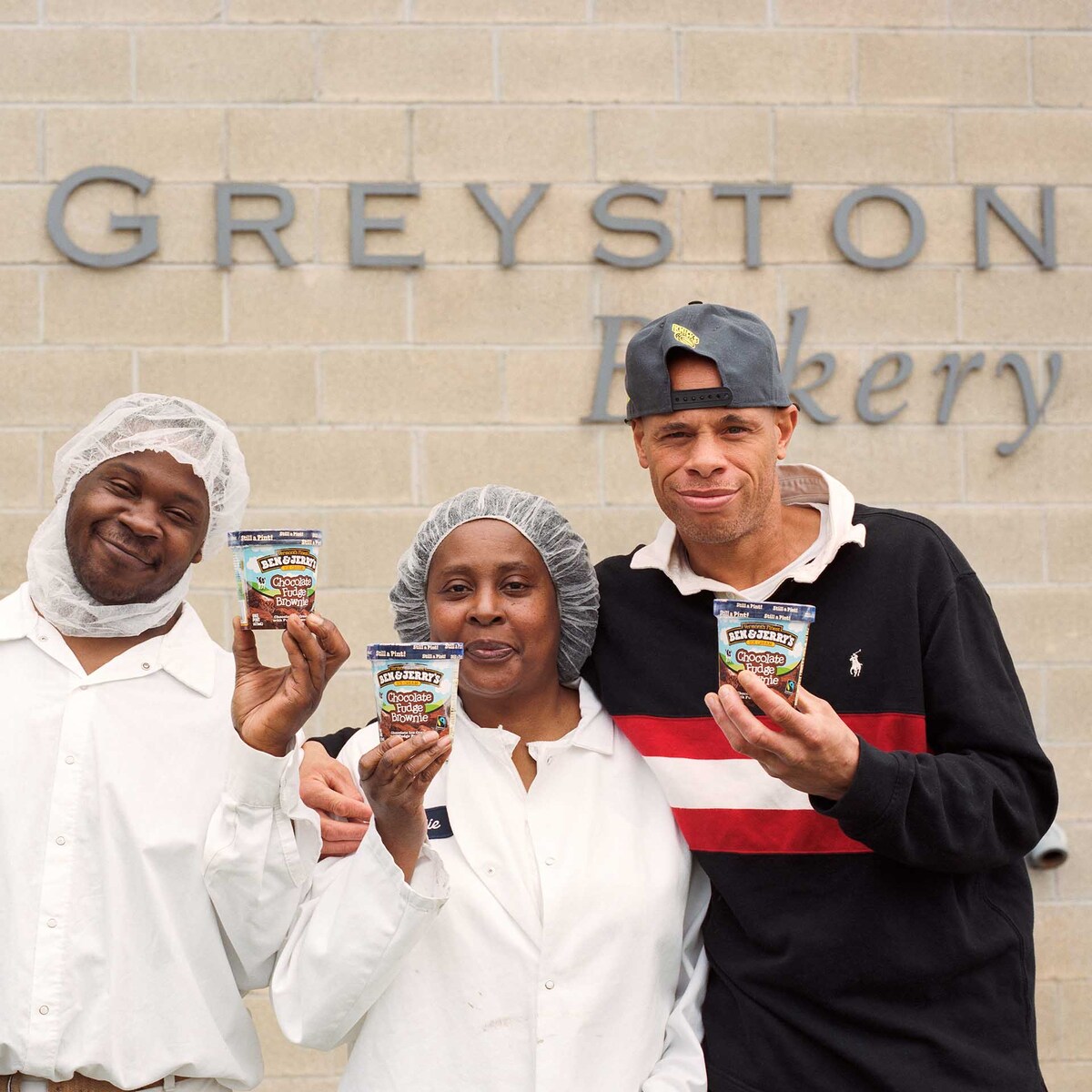 Ansatte i Greyston Bakery, der holder Ben & Jerry's-isbøtter
